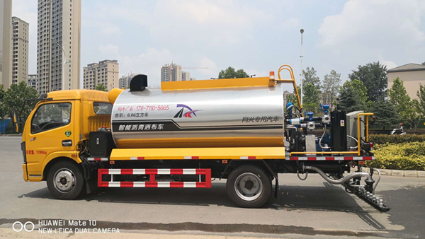 東風福瑞卡7方全智能瀝青灑布車發往河北石家莊